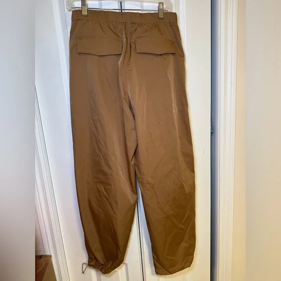 Aritzia - Emerson Pant Slick Matte Twill Mid-rise Parachute Pants - Picture 5 of 14